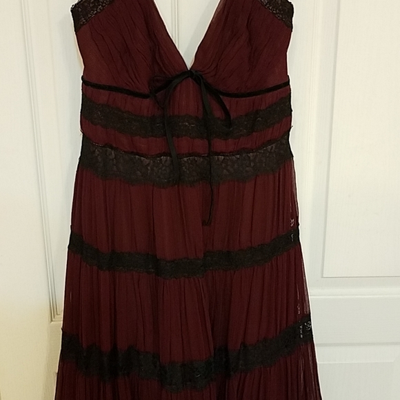 SOLD🎉host pick🎉BCBG Maxazria Burgundy dress - Picture 7 of 8